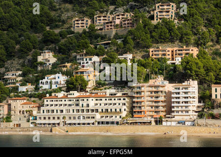 Port de Soller est une base populaire pour la randonnée dans les montagnes de Tramuntana Banque D'Images