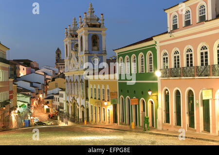 Pelourinho en centre ville avec Notre Dame du Roasary des Noirs au crépuscule, l'UNESCO, Salvador de Bahia, Brésil, Bahhia Banque D'Images