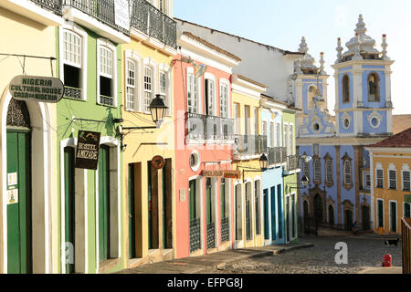 Pelourinho en centre ville avec Notre Dame du Roasary de Noirs, l'UNESCO, Salvador de Bahia, Bahia, Brésil Banque D'Images