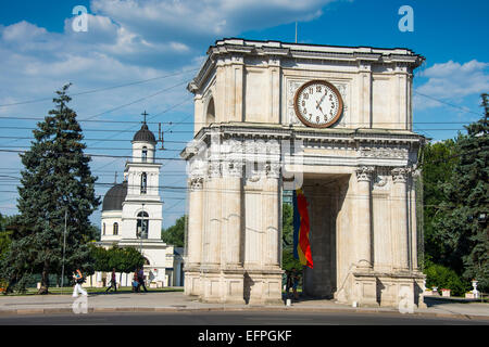 Arc de Triomphe devant la cathédrale de la nativité dans le centre de Chisinau, capitale de la Moldavie, de l'Europe Banque D'Images