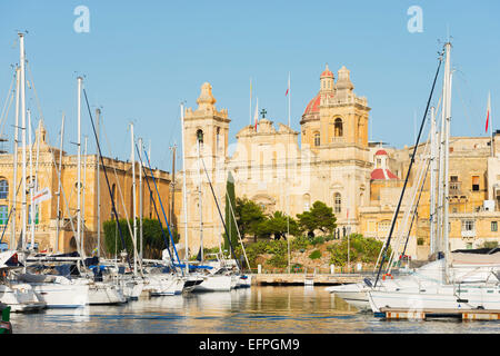 L'église paroissiale de Saint Laurent, Grand Harbour Marina, Vittoriosa (Birgu), les trois villes, Malte, Méditerranée, Europe Banque D'Images