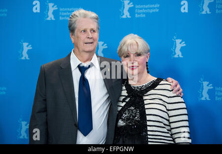 Musicien Brian Wilson (Beach Boys) et sa femme Melinda Ledbetter assiste à la photocall de l'amour et miséricorde durant le 65e Festival International du Film de Berlin, Berlinale, à l'hôtel Hyatt à Berlin, Allemagne, le 08 février 2015. Photo : Lukas Schulze/dpa Banque D'Images