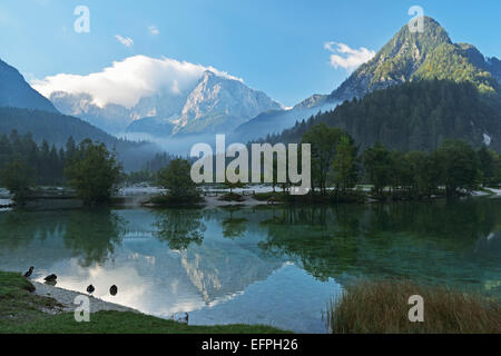 Lake Jasna et les Alpes Juliennes, Kranjska Gora, Slovénie, Europe Banque D'Images