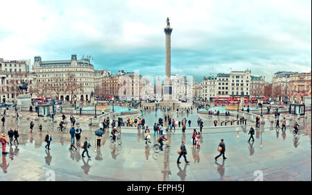 Londres - le 12 avril 2013 : les touristes visiter Trafalgar Square à Londres. La capitale du Royaume-Uni est l'un des sites touristiques les plus populaires d'attirer Banque D'Images