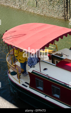 Poupe d'Erie Canal packet boat à la voile descend dans Lock 30. Banque D'Images