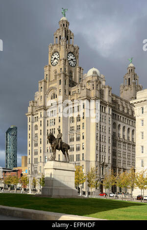 Statue d'Edouard V11 et le foie Royal Building, UNESCO World Heritage Site, Waterfront, Liverpool, Merseyside, England, UK Banque D'Images