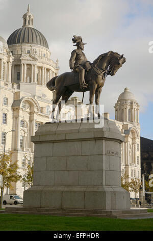 Statue d'Edouard V11 et le port de Liverpool Building, Waterfront, Pier Head, l'UNESCO, Liverpool, Merseyside, England, UK Banque D'Images