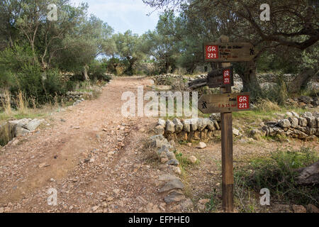 La randonnée dans les montagnes de Tramuntana à Majorque est très populaire et il y a un grand site web de cartographie et signé du chemin Banque D'Images