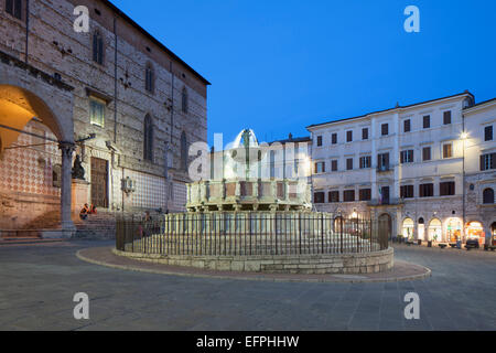 La Fontana Maggiore sur la Piazza IV Novembre, au crépuscule, Pérouse, Ombrie, Italie, Europe Banque D'Images