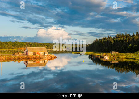 Petite cabane sur un lac au coucher du soleil sur la rive nord de l'Île du Prince Édouard, Canada, Amérique du Nord Banque D'Images