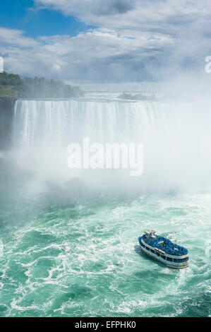 Bateau de tourisme dans la brume des chutes Horseshoe, ou canadien Falls, Niagara Falls, Ontario, Canada Banque D'Images