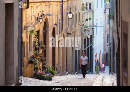 Les gens qui marchent le long street, Spoleto, Ombrie, Italie, Europe Banque D'Images