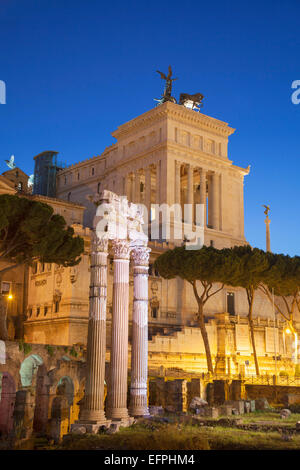 National Monument à Victor Emmanuel II et Forum romain, Site du patrimoine mondial de l'UNESCO, à la brunante, Rome, Latium, Italie, Europe Banque D'Images