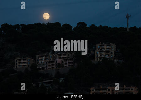 Port de Soller est une petite ville située dans les montagnes de Tramuntana sur la côte nord-ouest de Majorque Banque D'Images