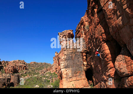 Un grimpeur sur les falaises de grès de la montagnes Cederberg, Western Cape, Afrique du Sud, l'Afrique Banque D'Images