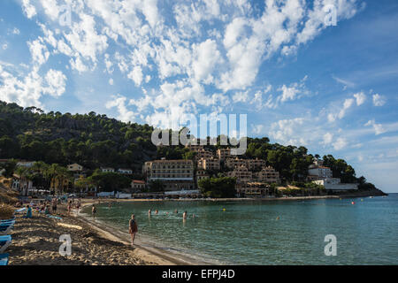 Port de Soller est une base populaire pour la randonnée dans les montagnes de Tramuntana Banque D'Images