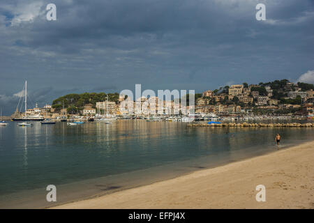 Port de Soller est situé sur la côte de Majorque et du populaire parmi les marins. Banque D'Images