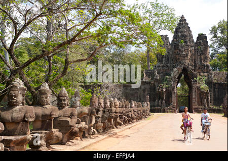 Porte d'entrée d'Angkor Thom avec la garde des statues, l'UNESCO, Angkor, Siem Reap, Cambodge, Indochine, Asie du sud-est Banque D'Images