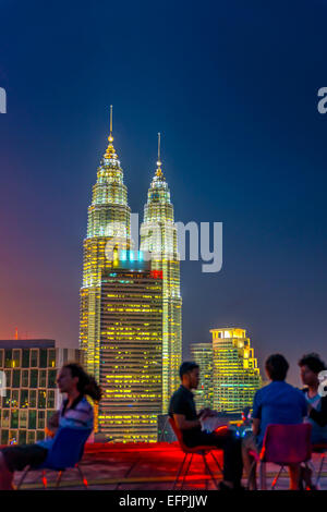 Bar de l'héliport et Petronas Towers, Kuala Lumpur, Malaisie, Asie du Sud, Asie Banque D'Images