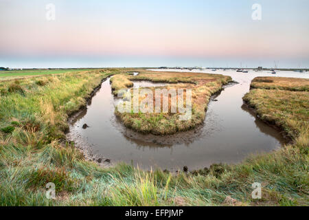 La marée haute à la brunante, les marais d'Aldeburgh, Suffolk, Angleterre, Royaume-Uni, Europe Banque D'Images