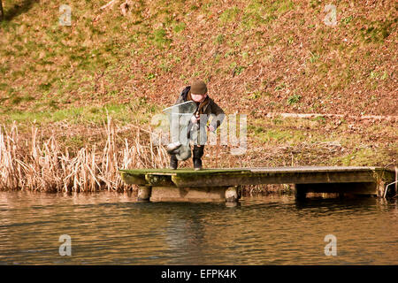 La pêche à la mouche de la truite à Forbes de Kingennie à Broughty ferry près de Dundee, Ecosse, Royaume-Uni Banque D'Images