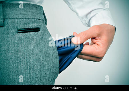 Un homme d'affaires a présenté sa poche vide Banque D'Images