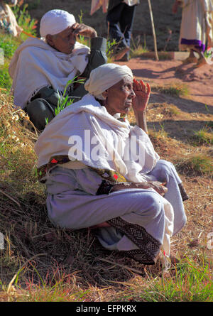 Les pèlerins attendent l'entrée du tunnel noir, Lalibela, région d'Amhara, en Éthiopie Banque D'Images