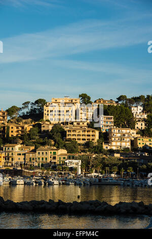 Port de Soller est une base populaire pour la randonnée dans les montagnes de Tramuntana Banque D'Images