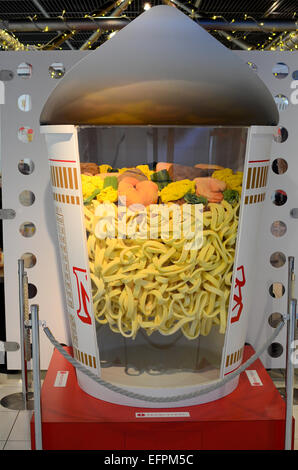 Une coupe transversale d'un pot de nouilles Cup sur l'affichage à l'instant Ramen Museum à Ikeda, Osaka, Japon. Banque D'Images