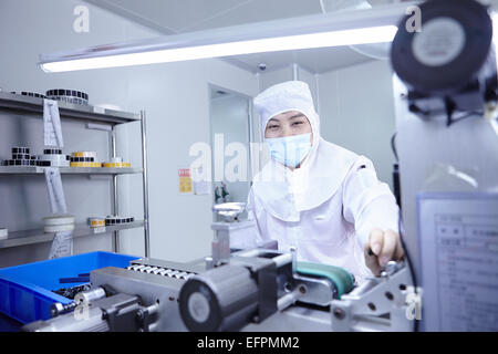 Les travailleurs utilisant des machines dans cigarette electronique factory Banque D'Images