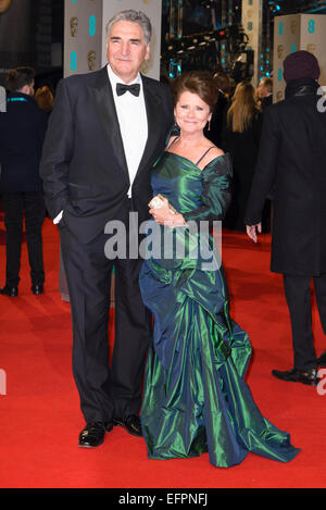 Imelda Staunton, Jim Carter arrive sur le tapis rouge pour l'EE British Academy Film Awards le 08/02/2015 au Royal Opera House, Londres. Photo par Julie Edwards Banque D'Images