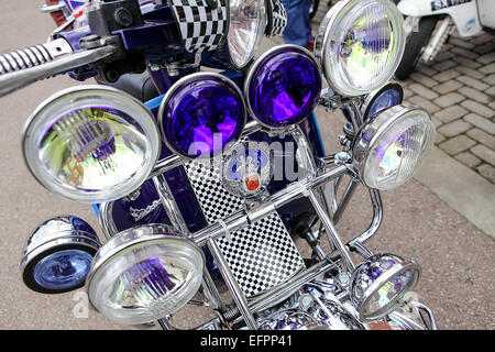 Scooters sur mesure, vu ici en close-up pendant un rassemblement à la place du marché à Ludlow au cours de l'été 2014. Banque D'Images