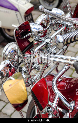 Scooters sur mesure, vu ici en close-up pendant un rassemblement à la place du marché à Ludlow au cours de l'été 2014. Banque D'Images