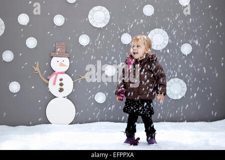 Baby Girl avec la neige et bonhomme de découpes Banque D'Images