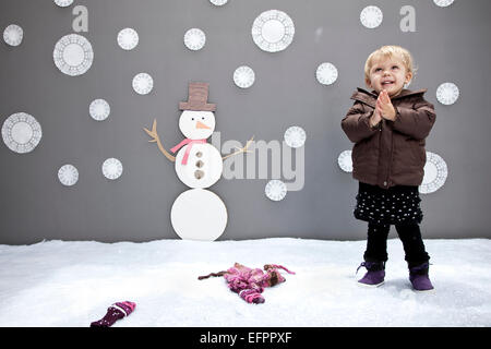 Baby Girl with snowman et découpes flocon Banque D'Images