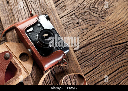 Range-finder caméra sur la vieille table en bois. Banque D'Images