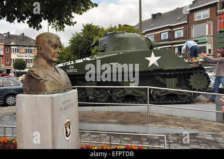 BASTOGNE, BELGIQUE - AOÛT 2010 : une statue du Général McAuliffe en face d'un char Sherman Banque D'Images