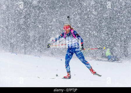 Le coureur tchèque Gabriela Soukalova skis pour terminer cinquième dans la women's 10 km poursuite Biathlon course à la Coupe du Monde à Nove Mesto, République tchèque gratuit, le dimanche 8 février, 2015. (CTK Photo/David Tanecek) Banque D'Images