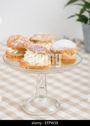 Petits pains d'amandes sur une plaque de verre Banque D'Images