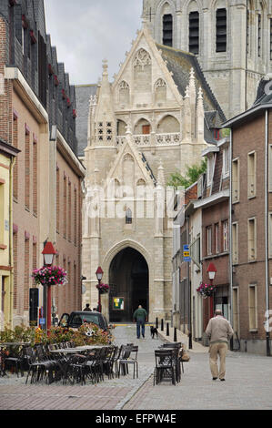 Asse, Belgique - Juin 2011 : Entrée de l'église St Martin à Asse une commune de Flandre orientale, Belgique Banque D'Images