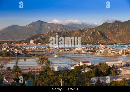 Petit lac artificiel pour la production de sel, à la périphérie de Phan Rang dans l'arrière-pays montagneux de Ninh Thuan Banque D'Images