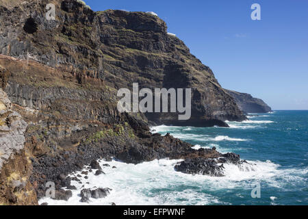 Côte rocheuse avec vue mer surf, falaises, La Palma, Canary Islands, Spain Banque D'Images