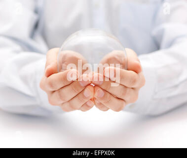 Boule de cristal dans les mains Banque D'Images