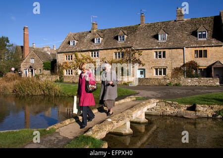 Lower Slaughter,Gloucestershire,UK,un village de Cotswold montrant l'église paroissiale et la rivière qui traverse le village.Un UK Banque D'Images