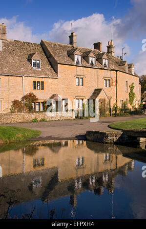 Lower Slaughter,Gloucestershire,UK,un village de Cotswold montrant l'église paroissiale et la rivière qui traverse le village.Un UK Banque D'Images