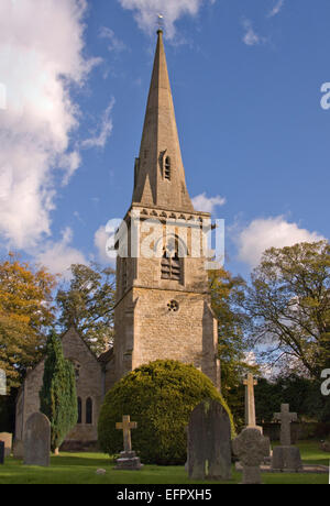 Lower Slaughter,Gloucestershire,UK,un village de Cotswold montrant l'église paroissiale et la rivière qui traverse le village.Un UK Banque D'Images