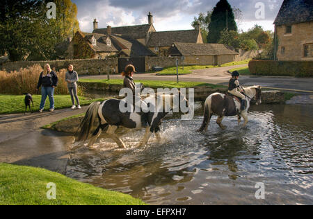 Lower Slaughter,Gloucestershire,UK,un village de Cotswold montrant l'église paroissiale et la rivière qui traverse le village.Un UK Banque D'Images