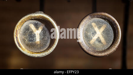 Partie d'une vieille machine à écrire, vue sur les boutons y et x, poussiéreux. Il symbolise ainsi les chromosomes. Banque D'Images