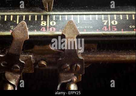 Partie d'une vieille machine à écrire, gros plan de la partie pour la mesure. Banque D'Images