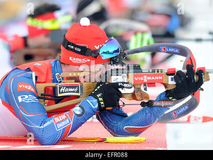 Michal Slesingr République tchèque de shoots pour terminer 11e dans l'épreuve du 15 km poursuite Biathlon course à la Coupe du Monde à Nove Mesto, République tchèque gratuit, le dimanche 8 février, 2015. (CTK Photo/David Tanecek) Banque D'Images